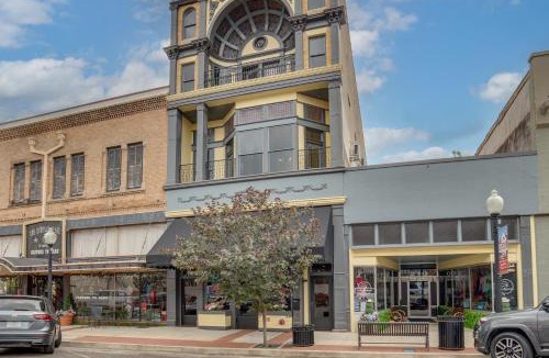 Marshall Apartment | Stylish Private Balcony: Downtown Marshall Studio!