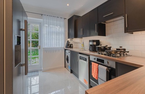 Roehampton House | Stylish Putney Family Home|Close to Central London