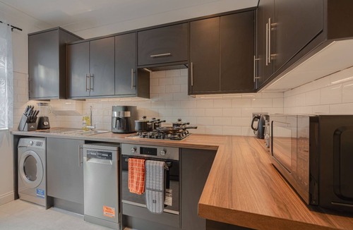 Roehampton House | Stylish Putney Family Home|Close to Central London