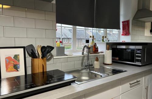 Roehampton Apartment | Stylish Putney village flat