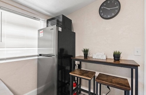 North Andrews Gardens House | Stylish Queen Suite : Near Beach + Shops + Dining