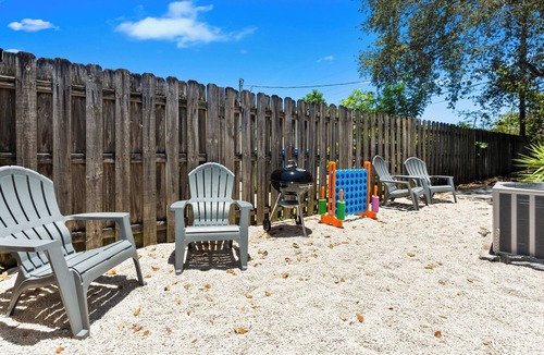 North Andrews Gardens House | Stylish Queen Suite : Near Beach + Shops + Dining