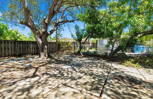 North Andrews Gardens House | Stylish Queen Suite : Near Beach + Shops + Dining