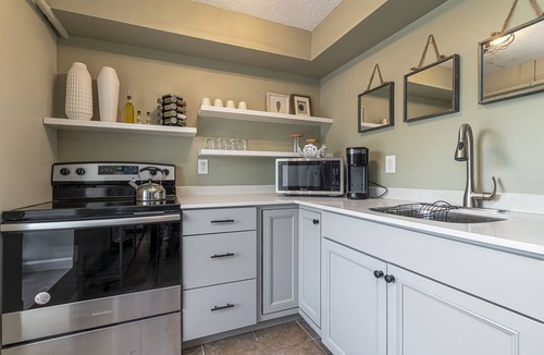 Carbondale Apartment | Stylish Queen Suite Near SIU Carbondale