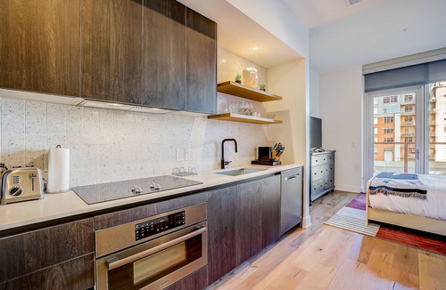 Rainey Street Historic District Apartment | Stylish Rainey Street condo w/private balcony - rooftop pool & gym