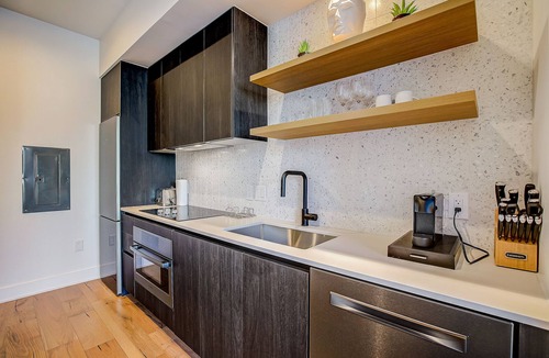 Rainey Street Historic District Apartment | Stylish Rainey Street condo w/private balcony - rooftop pool & gym
