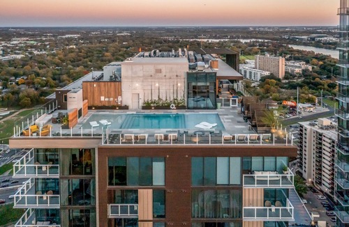 Rainey Street Historic District Apartment | Stylish Rainey Street condo w/private balcony - rooftop pool & gym