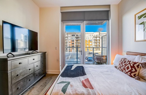 Rainey Street Historic District Apartment | Stylish Rainey Street condo w/private balcony - rooftop pool & gym