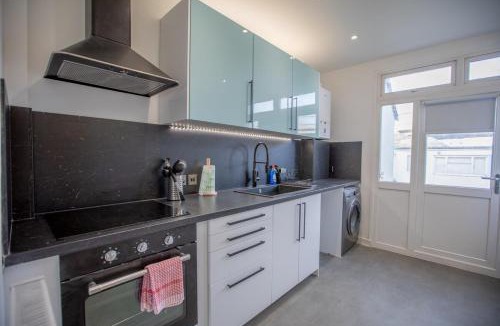 Portsmouth Apartment | Stylish Refurbished 3-Bed Haven