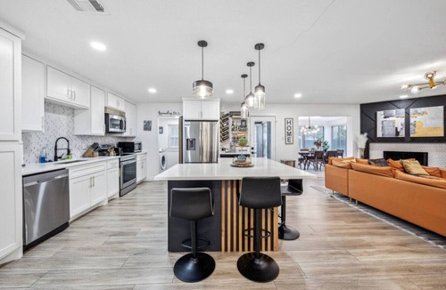 Bedford House | Stylish Renovated 4BD in Bedford + Grill!