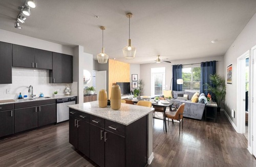 Terrell Heights Apartment | Stylish Resort Oasis: 5* Location, Pool, Gym, Pkg!
