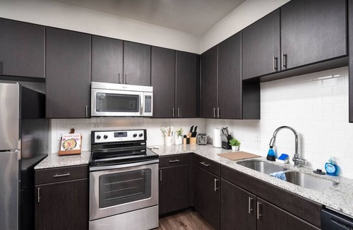 Terrell Heights Apartment | Stylish Resort Oasis: 5* Location, Pool, Gym, Pkg!