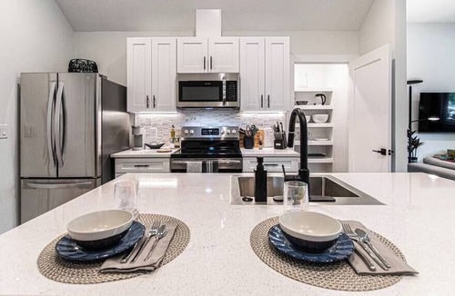 Montopolis House | Stylish Retreat - Conveniently Near Airpt & DT