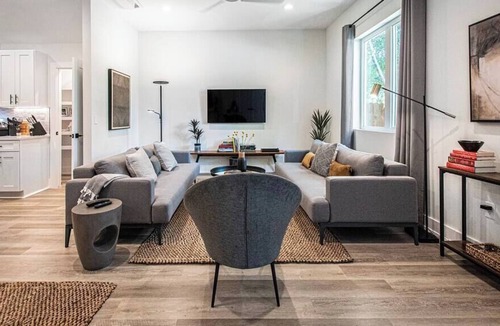 Montopolis House | Stylish Retreat - Conveniently Near Airpt & DT