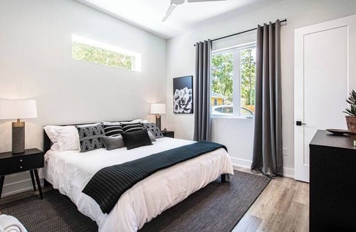 Montopolis House | Stylish Retreat - Conveniently Near Airpt & DT