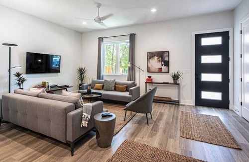 Montopolis House | Stylish Retreat - Conveniently Near Airpt & DT