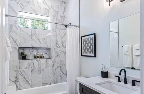 Montopolis House | Stylish Retreat - Conveniently Near Airpt & DT
