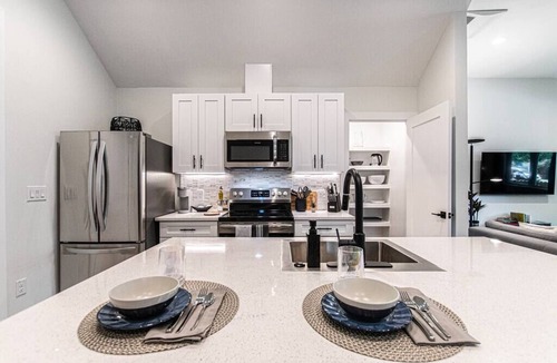 Montopolis House | Stylish Retreat - Conveniently Near Airpt & DT
