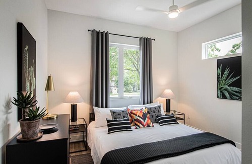Montopolis House | Stylish Retreat - Conveniently Near Airpt & DT
