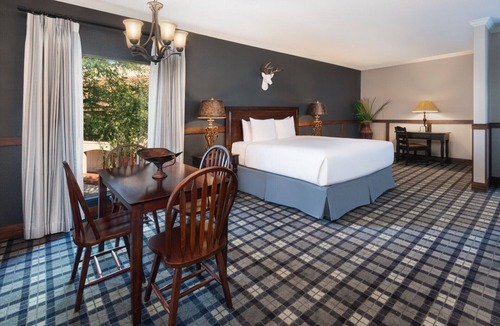 Boerne Hotel | Stylish Retreat King Suite w/Balcony | 4 mi to Discovering Cascade Caverns