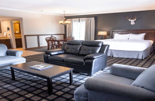 Boerne Hotel | Stylish Retreat King Suite w/Balcony | 4 mi to Discovering Cascade Caverns