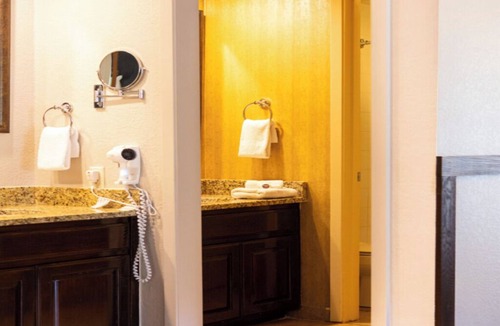 Boerne Hotel | Stylish Retreat King Suite w/Balcony | 4 mi to Discovering Cascade Caverns