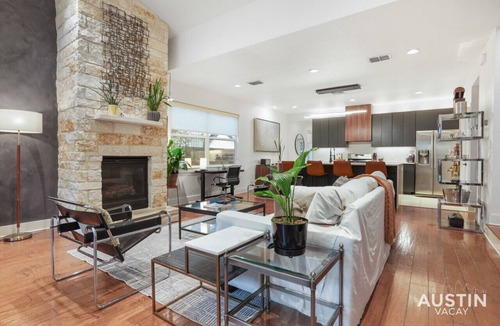 Holly Apartment | Stylish Retreat + Outdoor Oasis in Heart of Austin