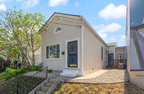 Germantown House | Stylish Retreat Walkable to Bars & Restaurants