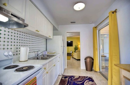 Gulf Gate Estates Cottage | Stylish Retro Vibes Private BBQ & Beach Access