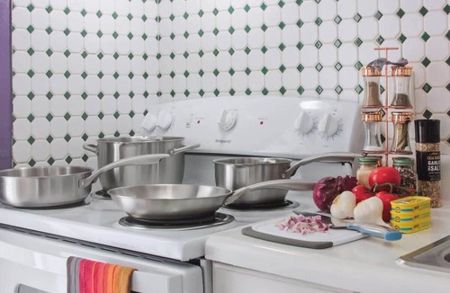 Gulf Gate Estates Cottage | Stylish Retro Vibes Private BBQ & Beach Access