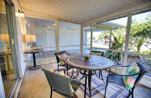 Gulf Gate Estates Cottage | Stylish Retro Vibes Private BBQ & Beach Access
