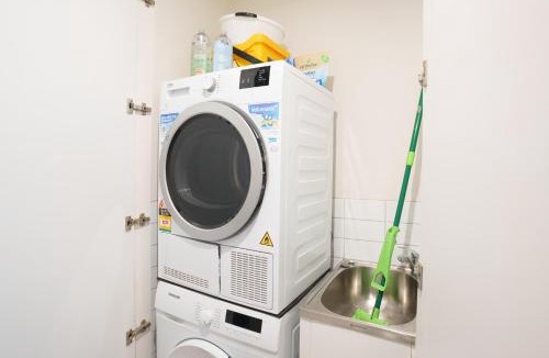 Richmond Apartment | Stylish Richmond Pad Walk to Everything