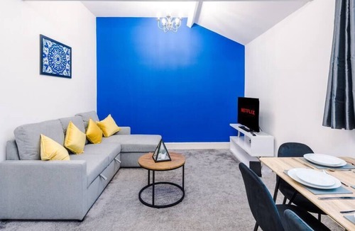 Whitnash Apartment | Stylish Royal Leamington Gem - Parking