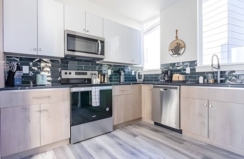 Mid-Beacon Hill House | Stylish Seattle 3BR Retreat Rooftop & Parking