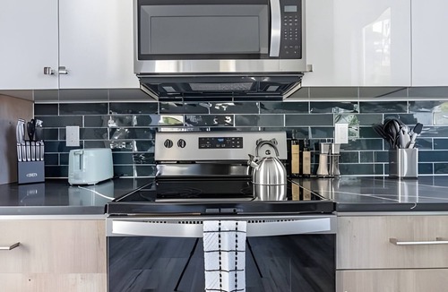 Mid-Beacon Hill House | Stylish Seattle 3BR Retreat Rooftop & Parking