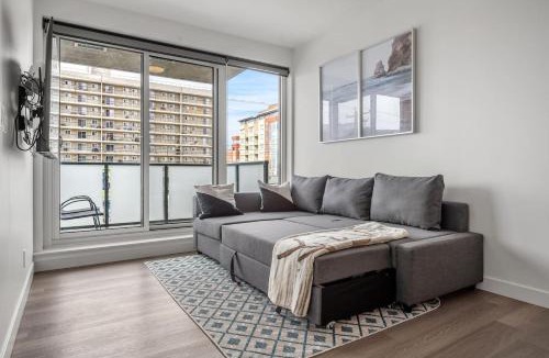 Sunnyside House | Stylish Serenity 1BR Kensington Condo wParking