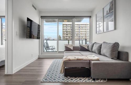 Sunnyside House | Stylish Serenity 1BR Kensington Condo wParking