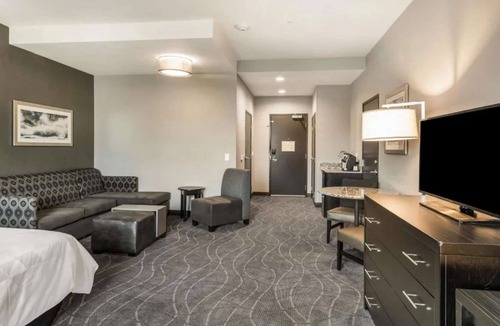 Milpitas Hotel | Stylish Silicon Valley Stay | Pool