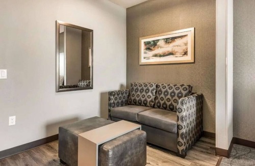 Milpitas Hotel | Stylish Silicon Valley Stay | Pool