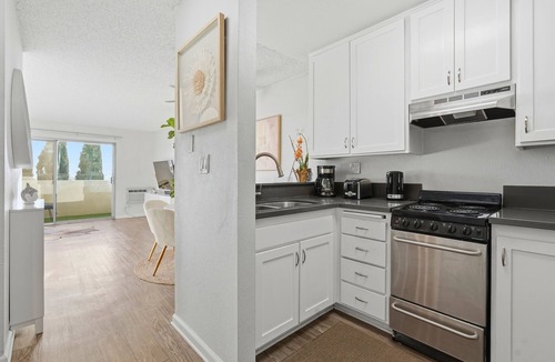 Vernon Apartment | Stylish Silverlake Apartment near Crypto Arena