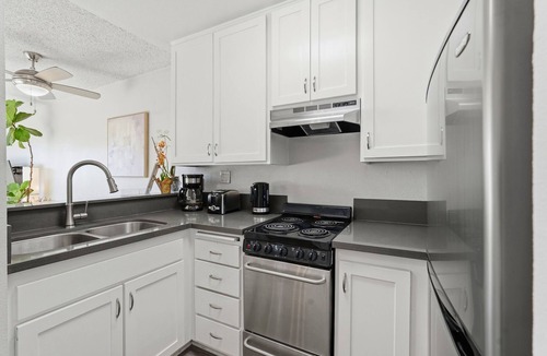Vernon Apartment | Stylish Silverlake Apartment near Crypto Arena