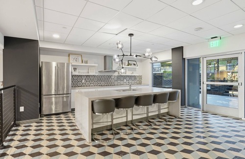 Vernon Apartment | Stylish Silverlake Apartment near Crypto Arena