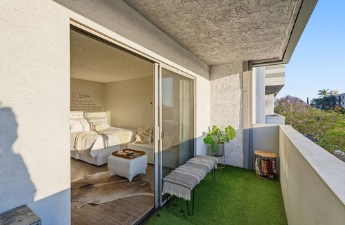 Vernon Apartment | Stylish Silverlake Apartment near Crypto Arena