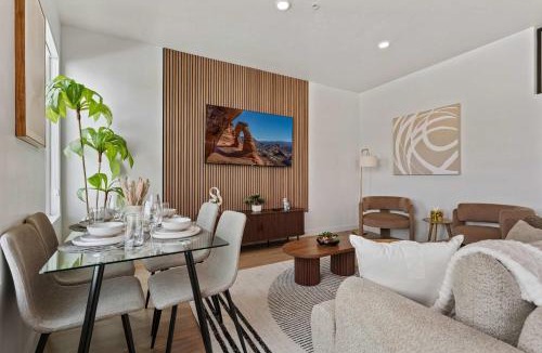 People's Freeway Apartment | Stylish SLC Getaway 2-Bed 2-Bath with Balcony