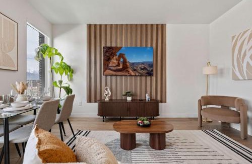 People's Freeway Apartment | Stylish SLC Getaway 2-Bed 2-Bath with Balcony