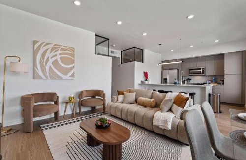 People's Freeway Apartment | Stylish SLC Getaway 2-Bed 2-Bath with Balcony