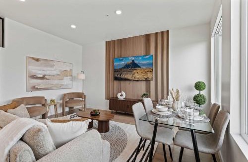 People's Freeway Apartment | Stylish SLC Getaway 2-Bed 2-Bath with Balcony