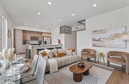 People's Freeway Apartment | Stylish SLC Getaway 2-Bed 2-Bath with Balcony