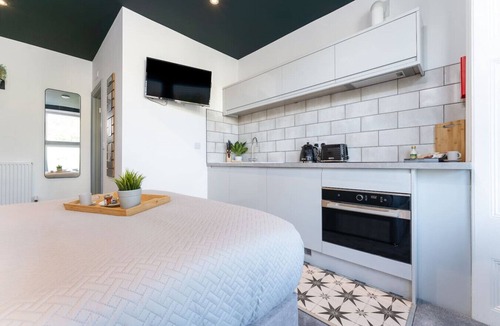 Southampton Apartment | Stylish Southampton Base Free Laundry & Parking