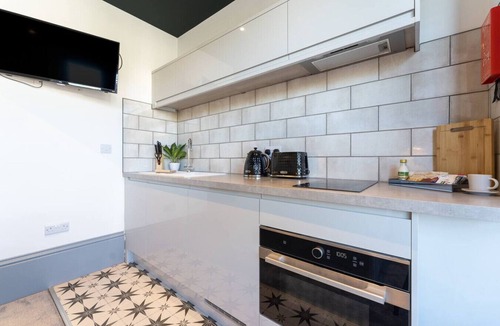 Southampton Apartment | Stylish Southampton Base Free Laundry & Parking